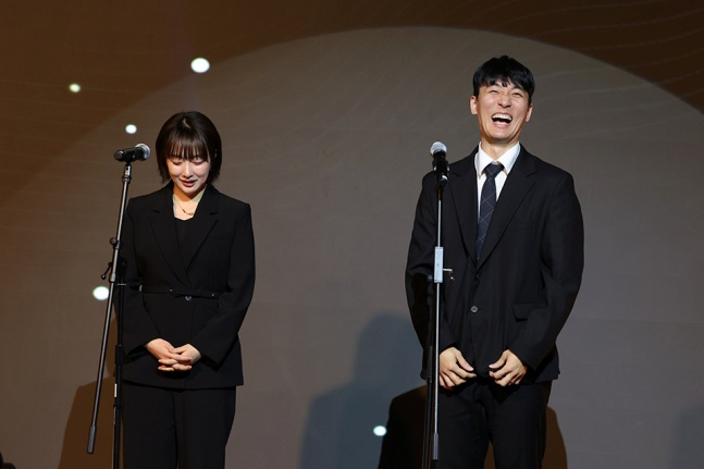 韓国女子卓球代表チームのソ·ヒョウォンコーチ（左）とサムスン生命女子チームのイ·サンスコーチが9日、ソウルで開かれた「KTTAAWARDS2026」で感謝牌を受け取った。 /写真=大韓卓球協会提供