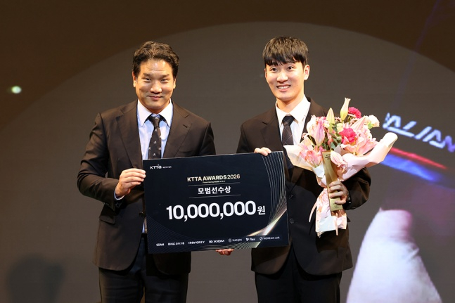 サムスン生命のイ·サンス女子チームコーチ(右)が9日、ソウルで開かれた「KTTAAWARDS2026」でイ·テソン大韓卓球協会長から模範選手賞を受賞した。 /写真=大韓卓球協会提供