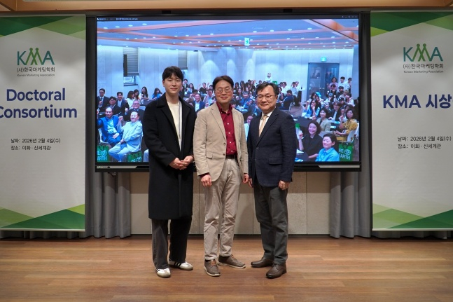 ソウルウリカードのウリWONプロバレーボール団のイ·インボク団長(中央)とイ·ムンヒ広報チーム課長(左)が4日、梨花女子大学校の梨花·新世界館1階の60周年記念ホールで開かれた韓国マーケティング学会賞および論文賞授賞式および「マーケティング事例集」出版記念会でソウル基督大学校グローバルヒューマン経営専攻のキム·ジュンフェ教授と記念写真を撮った。 /写真=ウリカードバレーボール団提供 