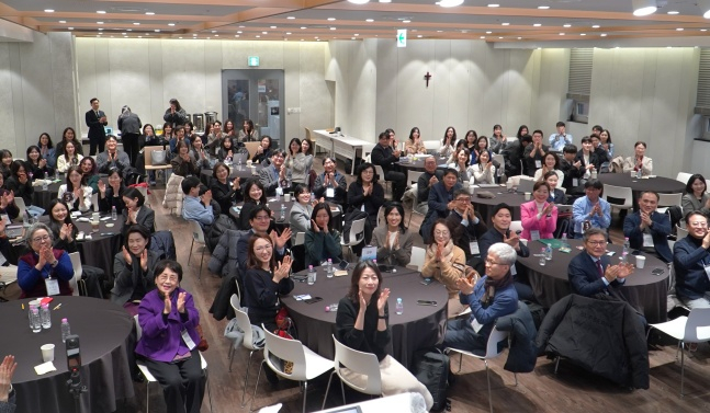 4日、梨花女子大学校梨花·新世界館1階の60周年記念ホールで開かれた韓国マーケティング学会学会賞および論文賞授賞式および「マーケティング事例集」出版記念会記念写真。 /写真=ウリカードバレーボール団提供 