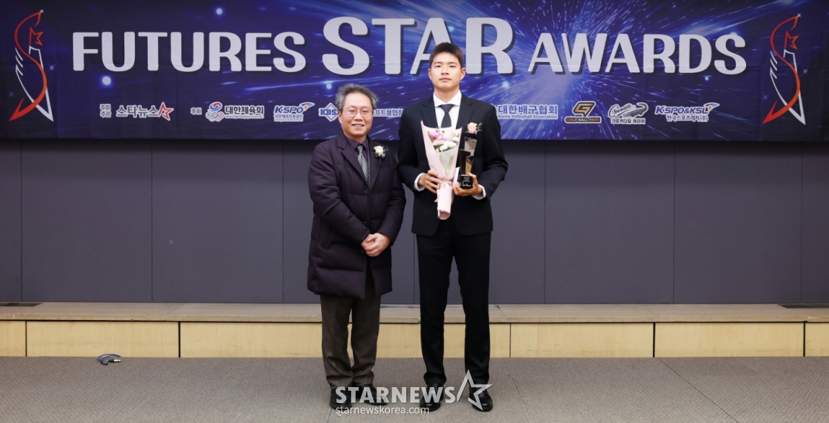 Kim Hyun-oh (Chungnam Machinery Technical High School 3, Daejeon Hana Citizen) is taking a commemorative photo with Coupang Play commentator Han Joon-hee after winning the "2025 Futures Star Awards" at the press center in Jung-gu, Seoul in November last year. /Photo = Reporter Kim Hwi-sun