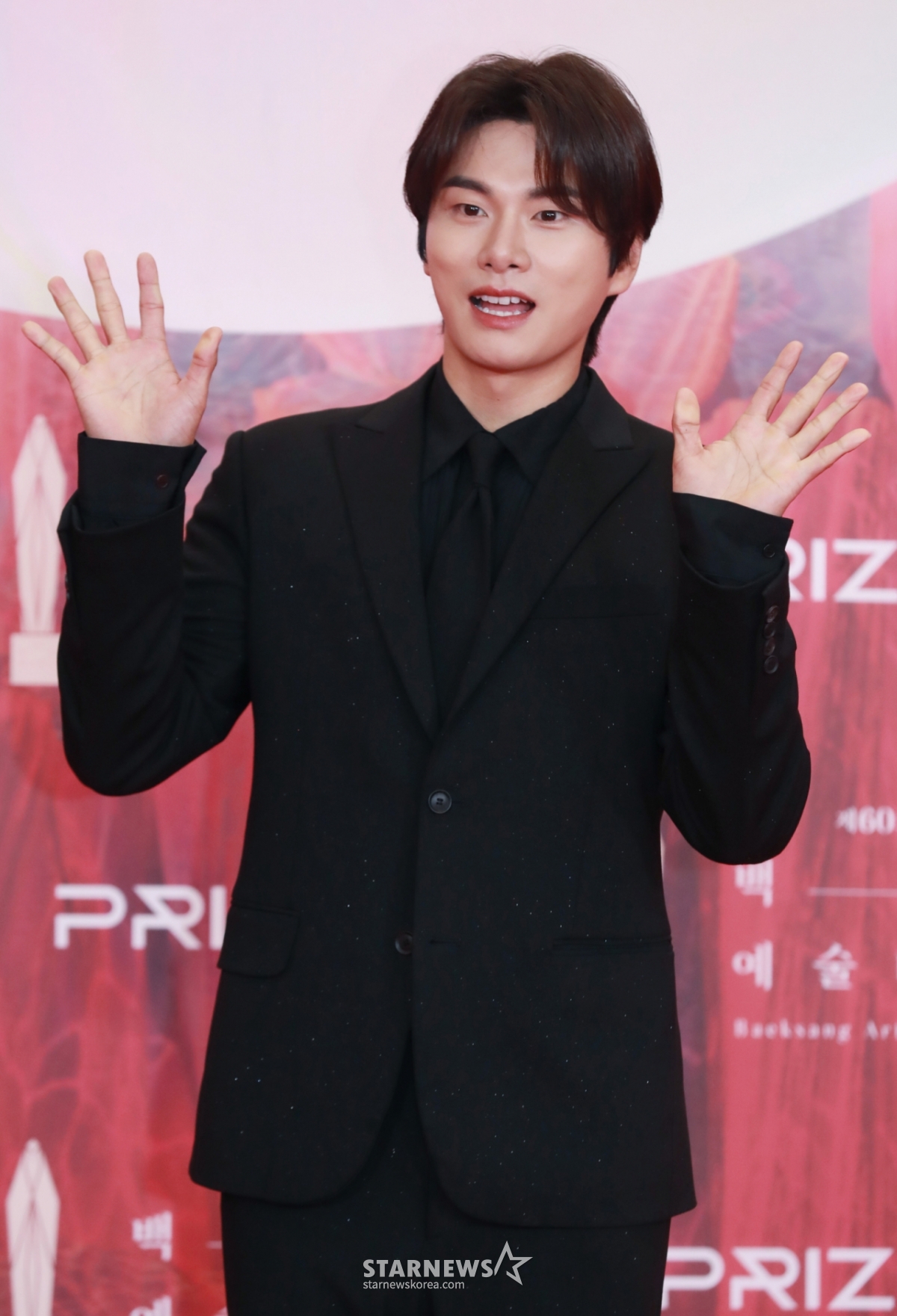 Actor Lee Yi-kyung poses at the 60th Baeksang Arts Awards red carpet event held at COEX in Gangnam-gu, Seoul on the afternoon of the 7th. /2024.05.07 / Photograph = Lee Dong-hoon