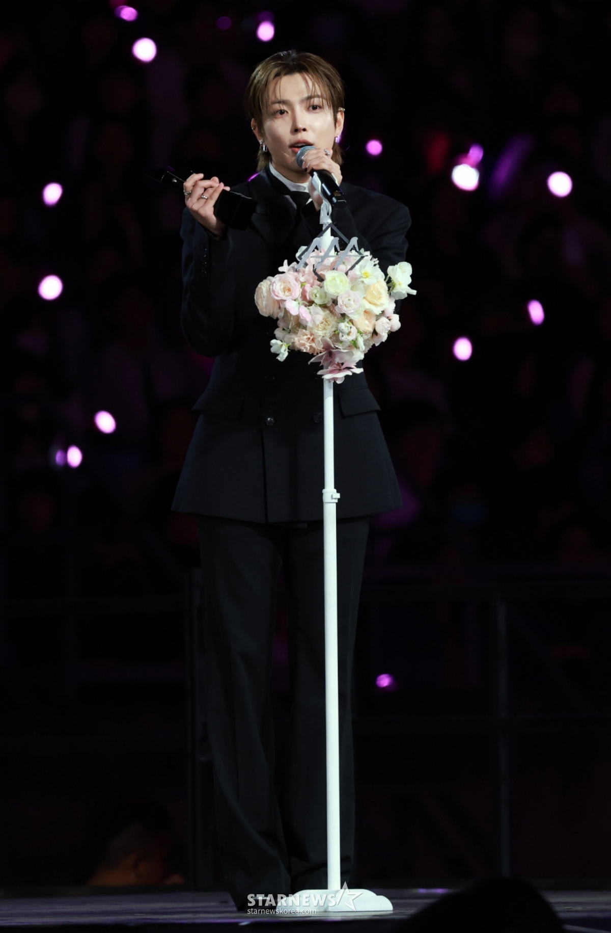 グループATEEZのホン·ジュンが6日、高雄ナショナルスタジアムで行われたスターニュース主催「10周年アジアアーティストアワード2025(10th Anniversary Asia Artist Awards 2025、「10周年AAA 2025」)でベストチョイス賞を受賞し、感想を述べている。  2025.12.06/写真=イム·ソンギュンtjdrbs23@