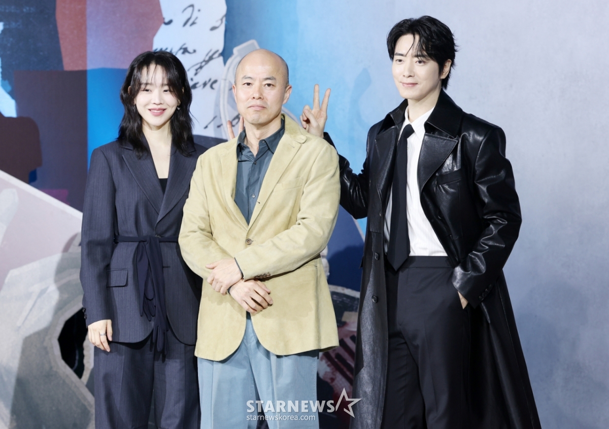 Actress Shin Hye-sun, director Kim Jin-min and actor Lee Joon-hyuk pose at the Netflix series "Lady Dua" production presentation held at Ambassador Seoul Pullman in Jung-gu, Seoul on the 10th. /2026.02.10 / Photo = Kim Hwi-seon hwijpg@