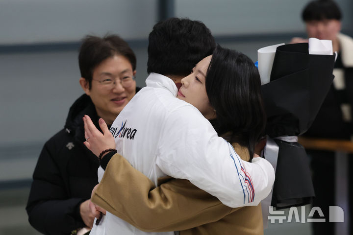 2026年ミラノ·コルティナダンペッツォ冬季五輪スノーボード男子平行大会で銀メダルを獲得したキム·サンギョムが10日帰国後、妻と抱擁している。 /写真=ニューシス