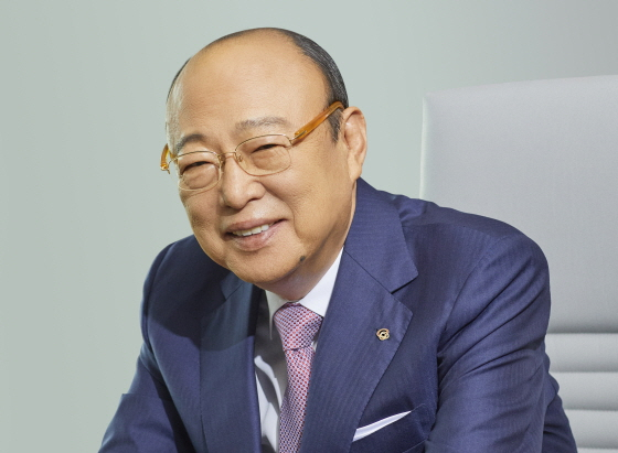 =韩华集团总裁金升渊。