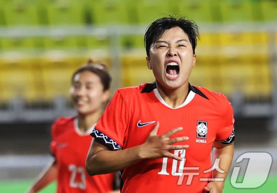 Ji So-yeon scores the first penalty goal in the third game of the 2025 East Asian Football Federation (EAFF) E-1 Championship (East Asian Cup) against Taiwan at Suwon World Cup Stadium. /Photo = News 1