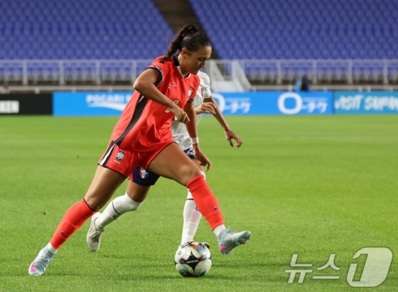 Casey Eugene Fair is trying to dribble against Taiwan in the third round of the 2025 East Asian Football Federation (EAFF) E-1 Championship (East Asian Cup) held at Suwon World Cup Stadium. /Photo = News 1