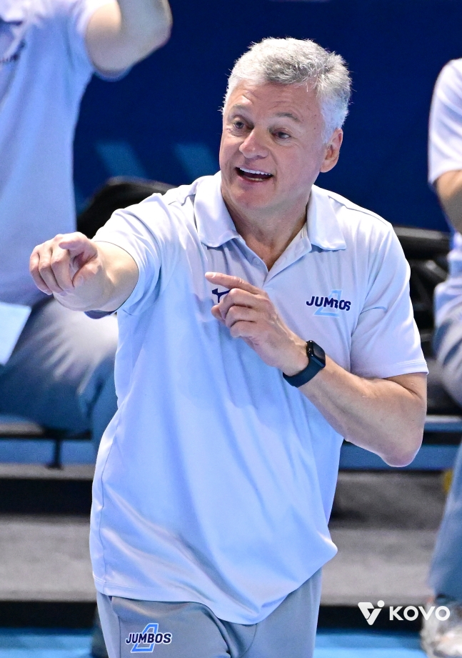 Korean Air coach Henan Dal Zotto. /Photo = Courtesy of KOVO