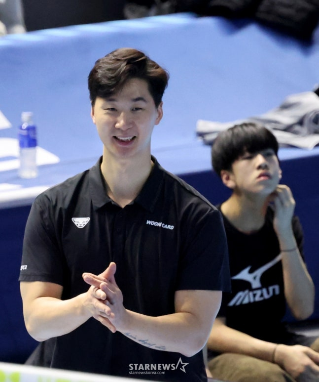 Park Chul-woo, acting head coach of Woori Card, applauds the score of the Korean Air match players on the 10th. /Photo = Senior Reporter Kang Young-jo