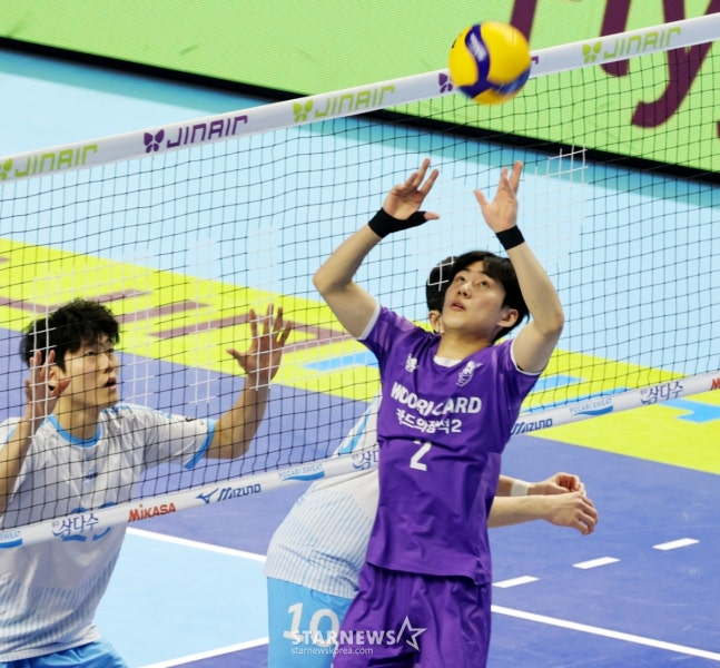 Woori Card setter Han Tae-joon (right) who raises the toss. /Photo = Senior Reporter Kang Young-jo