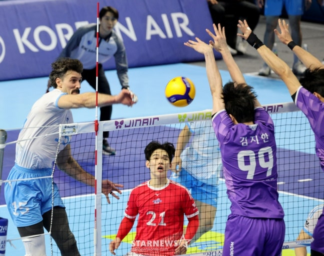 Kim Ji-han is blocking Korean Air's Russell (left) attack. /Photo = Senior Reporter Kang Young-jo