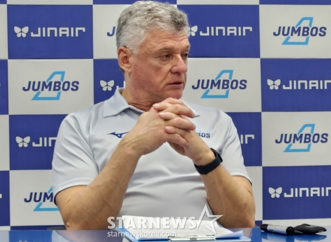 Huấn luyện viên của Korean Air Henan Dal Joto đang trả lời các câu hỏi của phóng viên tại cuộc họp báo sau thất bại trong trận đấu với thẻ của chúng tôi vào ngày 10. /Ảnh = Phóng viên Ahn Ho-geun
