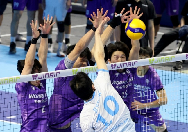 Jung Ji-seok (phải) đã cố gắng tấn công trước ba blogger nhưng đang bị chặn. /Ảnh = Phóng viên cao cấp Kang Young Jo