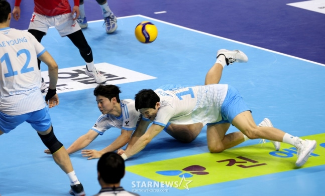 Các cầu thủ của Korean Air đang va chạm và chồng chéo trong quá trình thụ động. /Ảnh = Phóng viên cao cấp Kang Young Jo