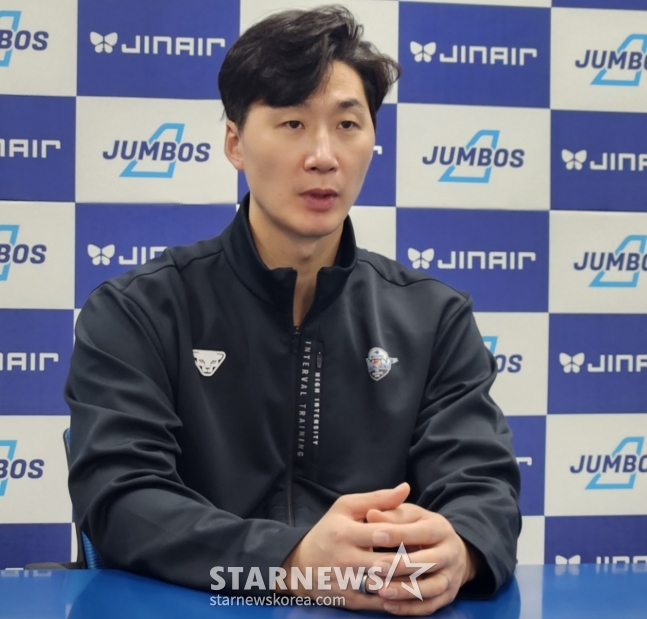 友利信用卡代理教练朴哲宇(音)在10日大韩航空战取得胜利后正在发表感想。 =照片=安浩根。