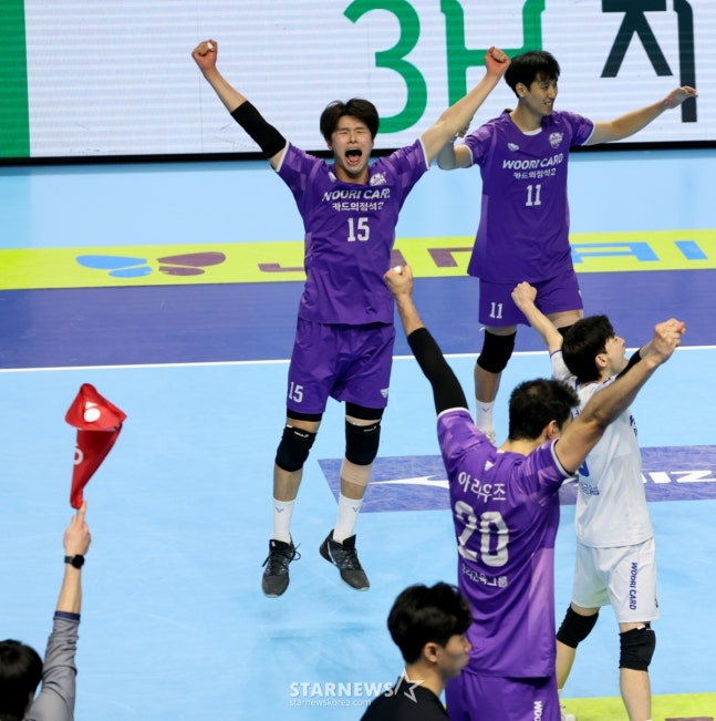 图为，友利信用卡队的选手们在确定胜利后正在咆哮。 =照片=高级记者姜英祖。