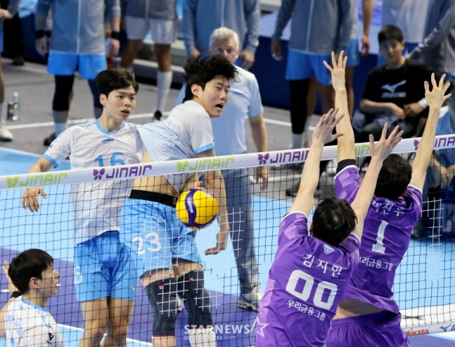 Woori信用卡队的朴振宇（右）正在拦网金敏宰的进攻。 =照片=高级记者姜英祖。