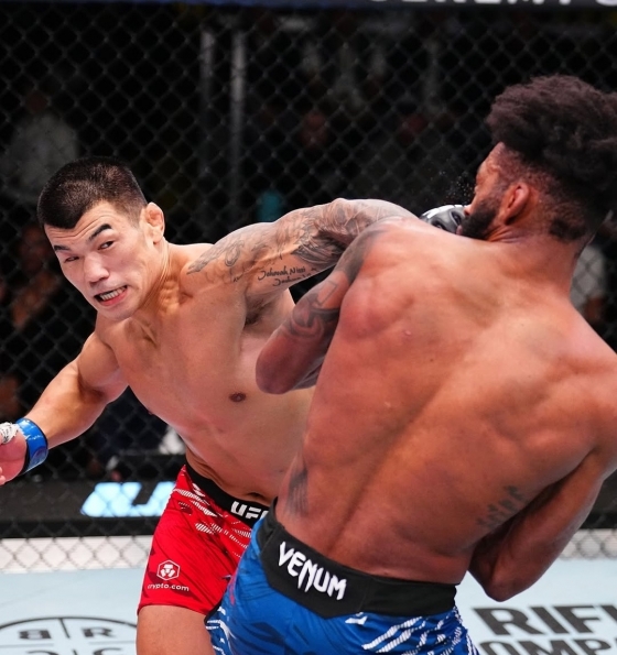 Ko Seok-hyun (left) throws a left-handed counter to Philo during the undercard welterweight (77.1kg) match of "UFC Fight Night: Garcia vs Onama" at UFC Apex in Las Vegas, Nevada in November. /Photo = UFC Korea Official Social Network Service (SNS)