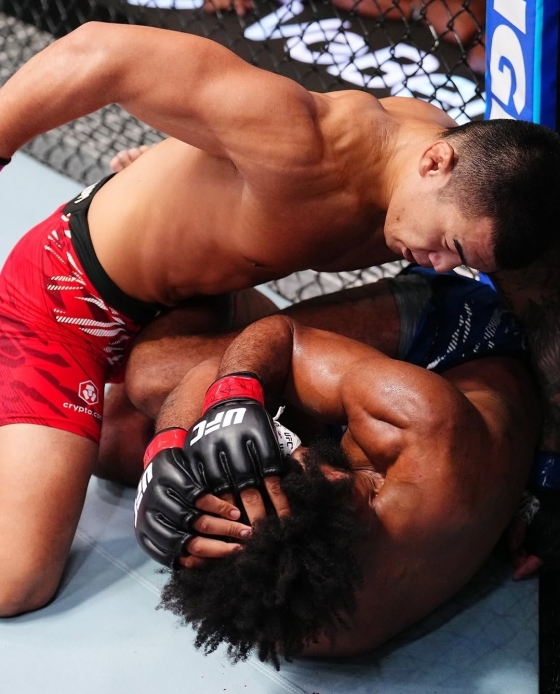 Ko Seok-hyun (left) overpowered Philo on the ground during the undercard welterweight (77.1kg) match of "UFC Fight Night: Garcia vs Onama" at UFC Apex in Las Vegas, Nevada in November. /Photo = UFC Korea Official Social Network Service (SNS)