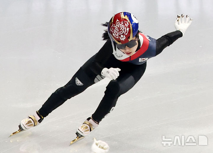 Short track Kim Ki-li is running in the women's 500m short track qualifying event at the 2026 Milan/Cortina D'Ampezzo Winter Olympics at the Milan Ice Skating Arena in Italy. /Photo = Newsis