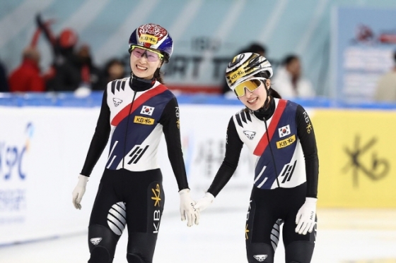 Kim Ki-li (right) and Choi Min-jeong are happy to join hands after winning first and third place in the women's 1,000m final of the fourth ISU short track world tour in December last year. /Photo = ISU Official SNS