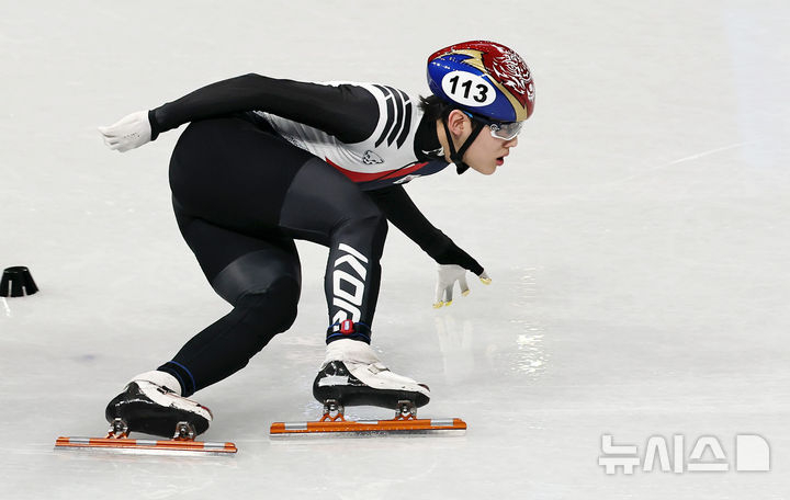 Lim Jong-eon của môn trượt băng tốc độ cự ly ngắn vào ngày 10 (giờ Hàn Quốc) đang chạy hết sức trong cuộc thi vòng loại 1000m nam tại Thế vận hội mùa đông Milan và Cortina Dampecho 2026 được tổ chức tại Milan Arena, Ý.  /Ảnh = Newsis