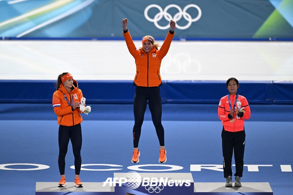 Utah Leyrdam (center) is delighted at the awards ceremony after winning the women's 1,000m speed skating category at the 2026 Milan-Cortina D'Ampezzo Winter Olympics at Milan Speed Skating Stadium in Italy on the 10th (Korea time). /AFPBBNews=News1