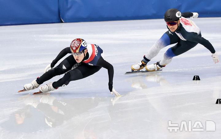 短道速滑选手林钟彦在意大利米兰冰上竞技场举行的2026米兰·科尔蒂纳丹佩佐冬奥会短道速滑混合接力赛四分之一决赛中逆袭。 =照片=newsis。