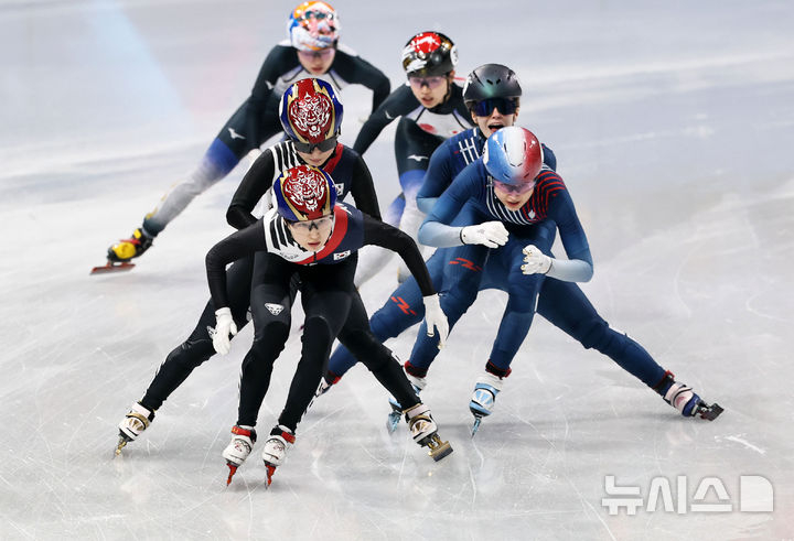 短道速滑选手崔敏静、金吉利在意大利米兰冰上滑冰馆举行的2026米兰、科尔蒂纳丹佩佐冬奥会短道速滑混合接力赛四分之一决赛中逆袭。 =照片=newsis。