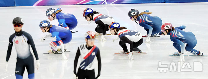 在2026米兰·科尔蒂纳丹佩佐冬奥会短道速滑混合接力赛四分之一决赛中，韩国代表队正在逆袭。 =照片=newsis。