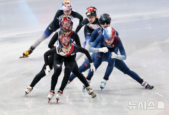 短道速滑选手崔敏静、金吉利在意大利米兰冰上滑冰馆举行的2026米兰、科尔蒂纳丹佩佐冬奥会短道速滑混合接力赛四分之一决赛中逆袭。 =照片=newsis。