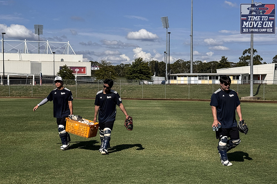 Doosan Bears catchers' training at Sydney Spring Camp in Australia. /Photo = Courtesy of Doosan Bears