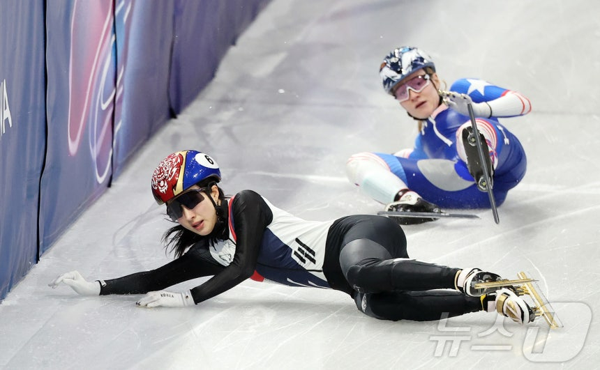 Сборная по шорт-треку Ким Ки-ли (слева) падает после столкновения с американцем в полуфинале смешанной эстафеты на 2000 метров на Миланской ледовой арене в Италии 10-го числа (по местному времени). /Фото = Новости 1