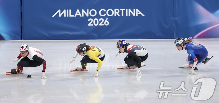 Сборная по шорт-треку Чхве Мин Чжон (третий слева) спринт в полуфинале смешанной эстафеты 2000 метров на зимних Олимпийских играх 2026 года в Милане, Кортина-д'Ампеццо, Италия, 10-го числа (по местному времени). /Фото = Новости 1