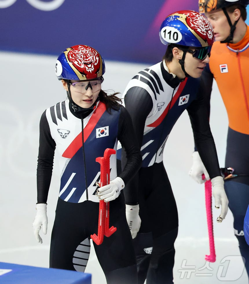  Сборная по шорт-треку Чхве Мин Чжон (слева) и Хван Дэ Хон сожалеют после того, как заняли шестое место в эстафете на 2000 метров смешанного стиля, которая состоялась 10-го числа (по местному времени). /Фото = Новости 1