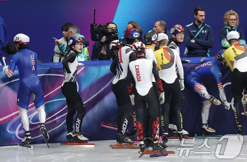 Сборная по шорт-треку Чхве Мин Чжон (второй слева) и Им Чен-он (третий справа) подтверждают рекорд после матча полуфинала в смешанной эстафете 2000 м на зимних Олимпийских играх 2026 года в Милане, Италия, 10-го числа (по местному времени). /Фото = Новости 1