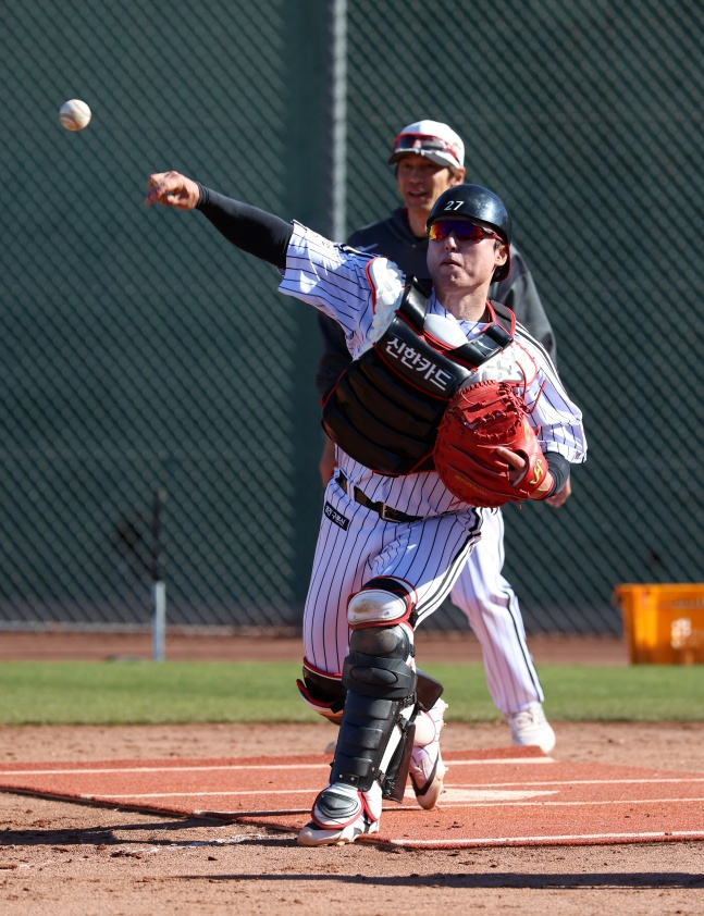 Park Dong Won gần đây đang trong quá trình huấn luyện tại trại xuân LG 2026 được tổ chức tại Scottsdale, Arizona, Hoa Kỳ. Fumihiro Suzuki, huấn luyện viên pin đội 1 của LG, đang theo dõi. /Ảnh = LG Twins cung cấp