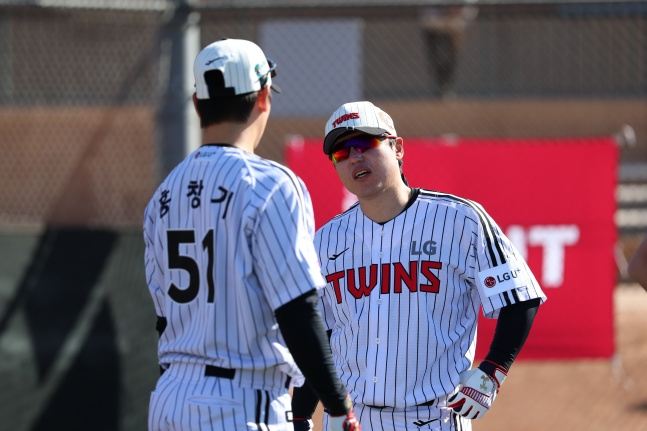 Park Dong Won (phải) gần đây đang trong quá trình huấn luyện tại trại xuân LG 2026 được tổ chức tại Scottsdale, Arizona, Hoa Kỳ. /Ảnh = LG Twins cung cấp