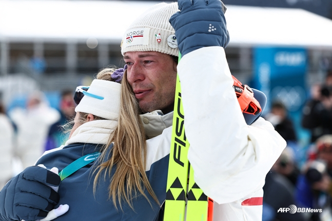ストゥルラ·ホルム·レグレイドが銅メダルを取った直後、涙を流している。 /AFPBBNews=ニュース1
