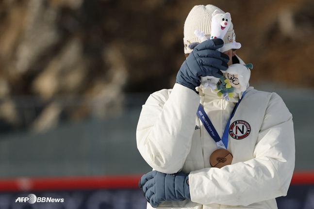 銅メダルを首にかけたレグレイドが涙をぬぐっている。 /AFPBBNews=ニュース1