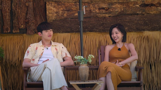 Woo Sung-min (left) and Kim Go-eun/photo courtesy = Netflix
