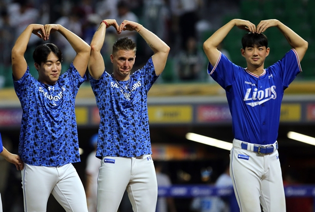 Won Tae-in (từ trái sang) và Buchanan và Koo Ja-wook thuộc đội Samsung mùa giải 2023. /Ảnh = Samsung Lions