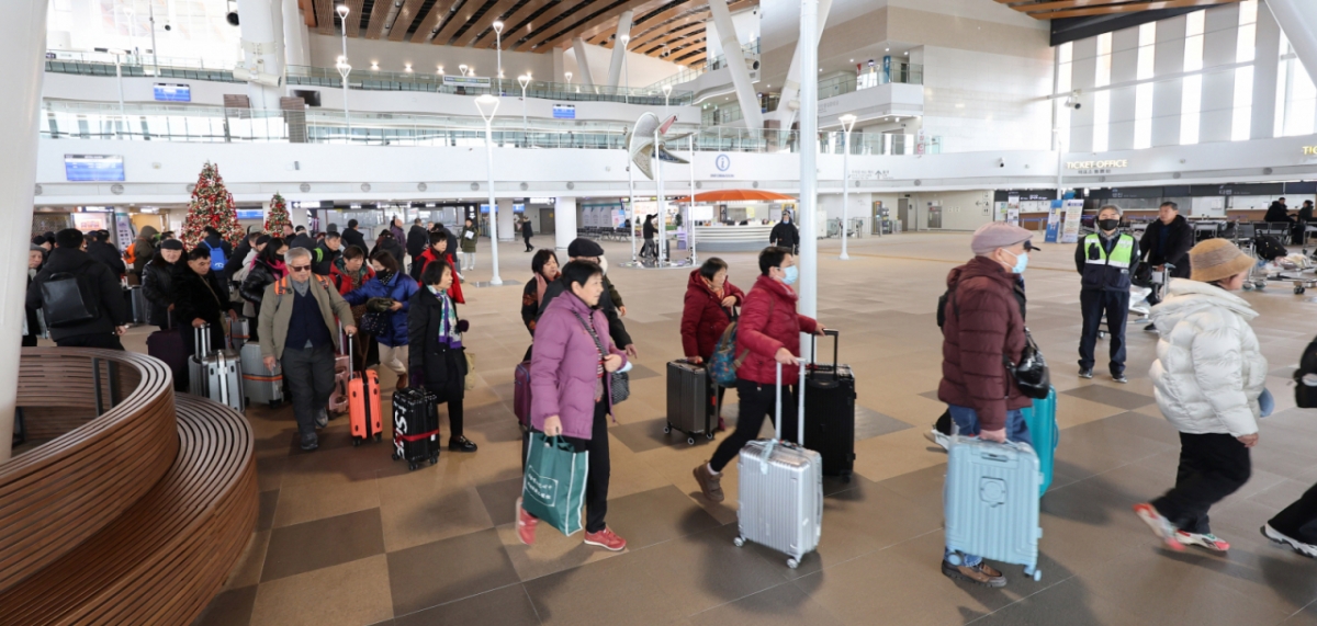 中国で日本観光や文化コンテンツを制限するいわゆる「韓日令(限日令)」が続く中で12日午前、中国人団体観光客が仁川延寿区仁川港国際旅客ターミナルを通じて入国しバスで移動している。 /写真提供=ニューシス