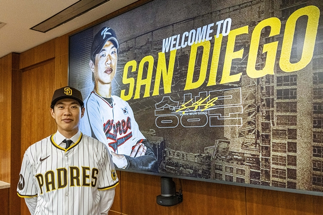 Song Sung-moon's image right after signing a contract with San Diego in December last year. /Photo = Kium Heroes