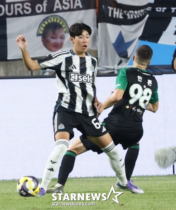ニューカッスル·ユナイテッドFW朴スンス（元水原三星）が水原ワールドカップ競技場で行われた2025クーパンプレーシリーズ1試合のうち、アントンと激突している。 /写真=キム·ジンギョン待機者