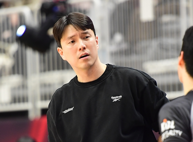 Huấn luyện viên Kim Hyo Bum đang phản đối đội ngũ trọng tài trong trận đấu với Suwon KT vào ngày 9 vừa qua. /Ảnh = KBL