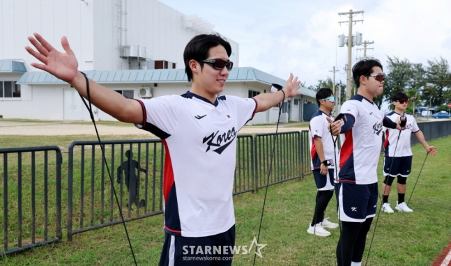 Đội tuyển bóng chày quốc gia Won Tae-in và So-joon đang rèn luyện vai bằng cách tubing trong buổi huấn luyện của đội ném bóng được tổ chức tại phức hợp thể thao Ollei ở Saipan vào ngày 12. /Ảnh = Phóng viên cao cấp Kang Young Jo