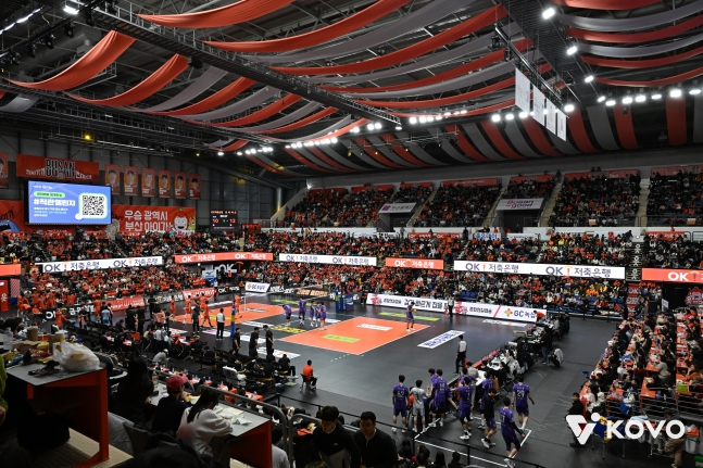 Домашний стадион Пусанского OK Savings Bank заполнен зрителями. /Фото = Предоставлено KOVO.