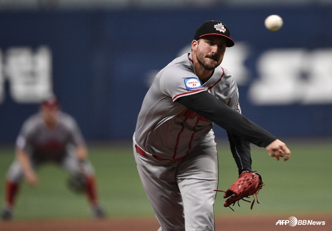 2019年、高尺スカイドームで開かれたプレミア12に乗り出したオモンの姿。 /AFPBBNews=ニュース1